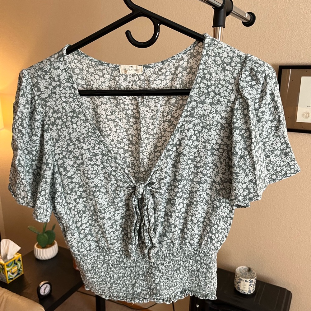 END UP OF SEASON SALE: Floral V-Neck Tie-Front Crop Top
